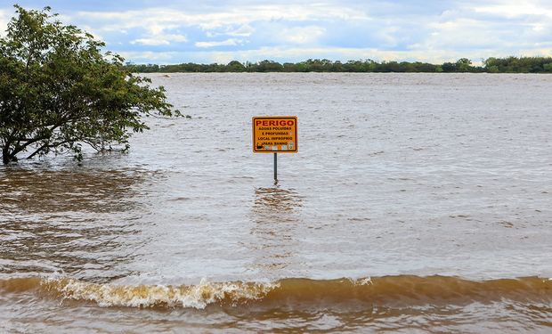 Em razão dos fortes temporais, o Lago Guaíba, em Porto Alegre, subiu mais de 3 metros e transbordou, alagando ruas e avenidas. (Foto - Gustavo Mansur/ Divulgação)