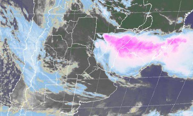 En la foto satelital se aprecian nubes bajas o cielos con coberturas parciales en buena parte de la región pampeana.