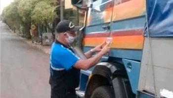 Maltrato a camioneros: denuncian que se precintan los camiones con los choferes adentro