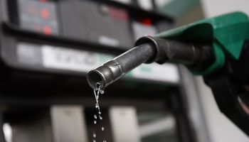Oficializaron la reducción de los precios de las naftas y el gasoil