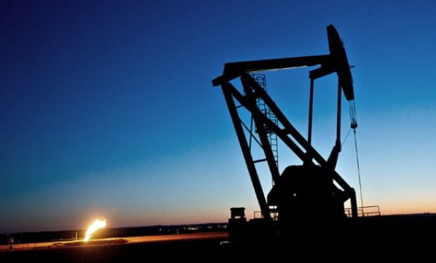 Después de datos que mostraron el ritmo más veloz de crecimiento económico estadounidense en 11 años, el petróleo subió 2 dólares