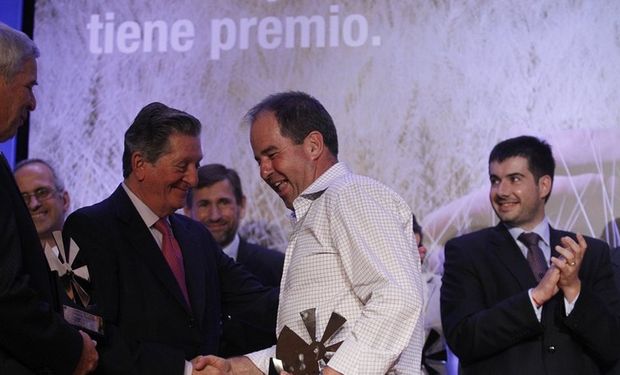 Walter Hernández, recibe el Oro que le entrega José Claudio Escribano, de la nacion, y Pablo Gutiérrez, del Galicia. Foto: Santiago Filipuzzi