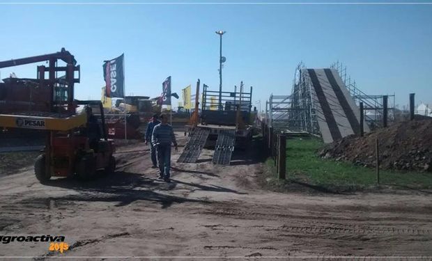 El movimiento de vehículos, maquinaria y los trabajos en los stands son permanentes en el predio de Monje.