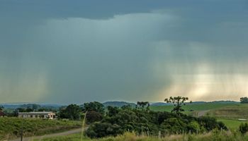 Chuva forte, temporais e calor marcam o tempo no Brasil nesta sexta-feira
