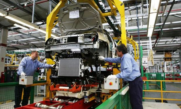 La producción industrial cayó 4,9% en mayo