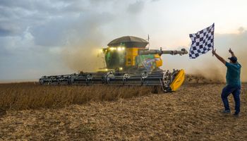 Com 16,7 sacas por minuto, produtor bate recorde brasileiro de colheita de soja