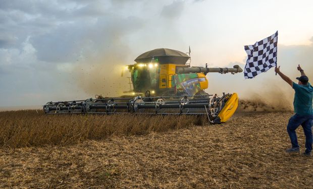 Com 16,7 sacas por minuto, produtor bate recorde brasileiro de colheita de soja