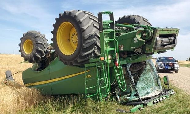 "Drunk farmer": salió a dar una vuelta en la cosechadora y terminó volcado (y preso)