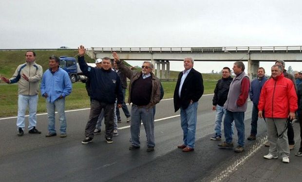 En Villa Constitución, productores cortaron la autopista Rosario-Buenos Aires y prometieron endurecer sus reclamos. Foto: Prensa E.Buzzi