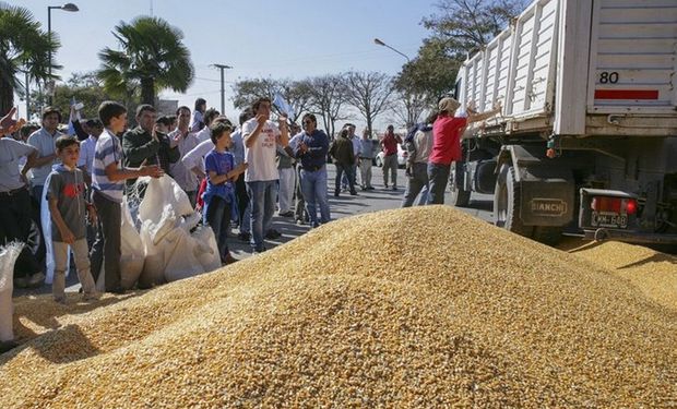 Frente a la sede de la AFIP, en el centro de Salta, los productores arrojaron maíz. Foto: Jan Touzeau / El Tribuno.