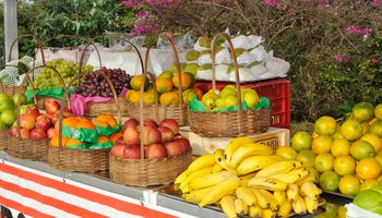 Frutas populares têm queda de preços em todo o país; hortaliças seguem tendência oposta