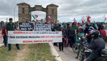 Produtores fecham ponte no RS em protesto contra importações de leite do Mercosul
