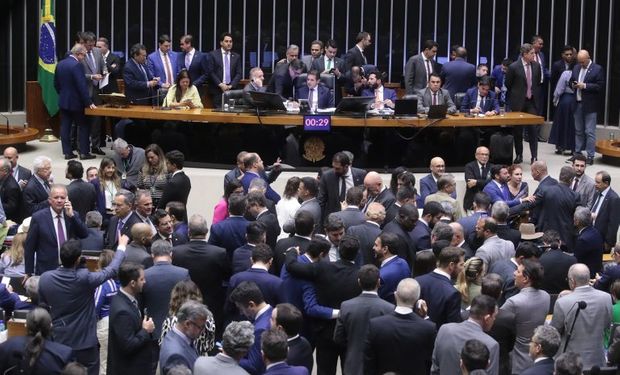 Câmara aprova aumento de deputados federais com custo de R$ 64 milhões por ano