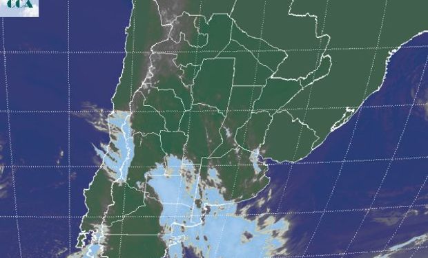 La imagen satelital muestra coberturas nubosas asociadas al brazo activo de un sistema frontal que es impulsado por un sistema de baja presión.