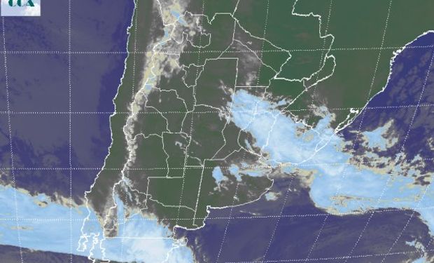 Se observa el avance de la banda nubosa sobre el noreste de la región pampeana, con mayores desarrollos nubosos en zonas de Uruguay.