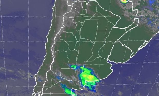En el recorte de imagen satelital, se observan nubes que intentan desplegarse en un entrone poco favorable.