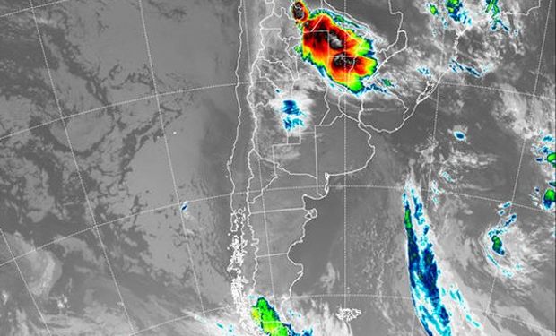 En el recorte de la Imagen Satelital puede observarse claramente un importante núcleo nuboso asociado a una extensa área de tormenta.