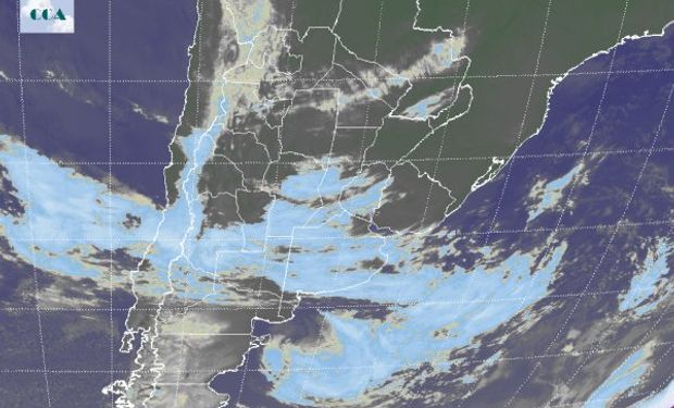 El recorte de la Imagen Satelital deja ver como la primera de una serie de perturbaciones que ingresan desde el oeste.