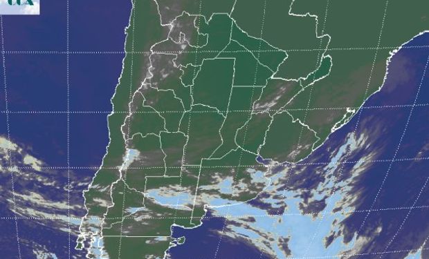 La imagen satelital muestra el tránsito de la nubosidad más homogénea, por el sur de la región pampeana.