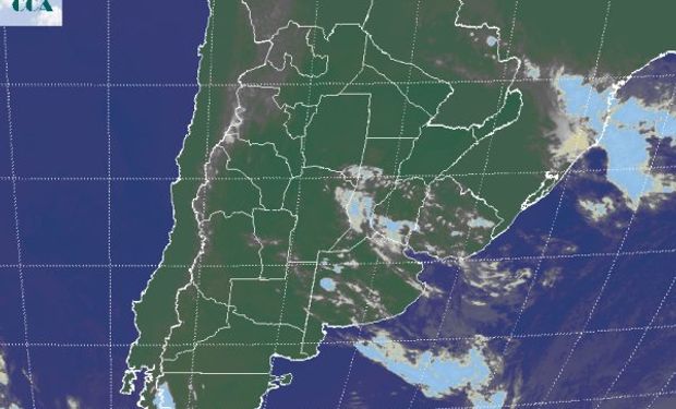 La imagen satelital vuelve a mostrar el pasaje de algunas nubes de escaso desarrollo.