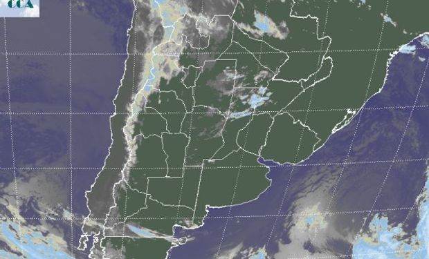 En la imagen satelital se observan nubes bajas en el NOA las cuales se proyectan hacia el norte de la región pampeana y el NEA.