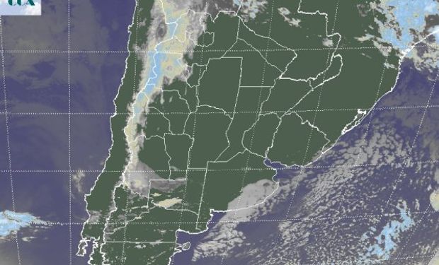 En la imagen satelital, se destaca la cobertura de nubes bajas que ha protegido al sudeste de BA de un descenso térmico de mayor riesgo.