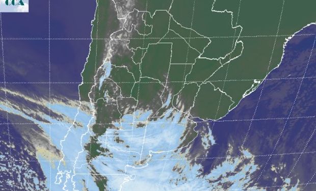En el recorte de imagen satelital, se aprecia una importante cobertura nubosa que desde el oeste avanza sobre La Pampa y Buenos Aires.
