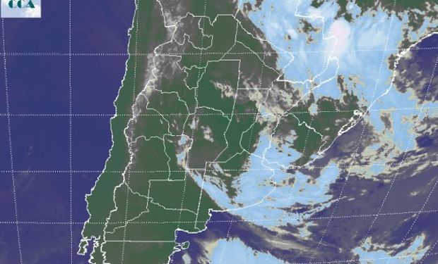 En la foto satelital, se aprecia con claridad el corrimiento de las coberturas nubosas hacia el este.