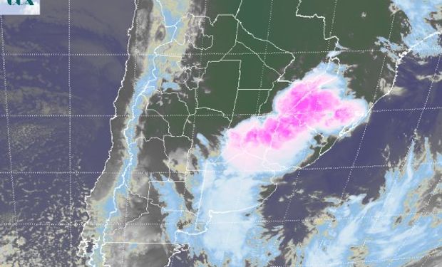 En la imagen satelital, destacan las celdas de tormenta que se encadenan para formar una vasta zona homogénea de tormentas.