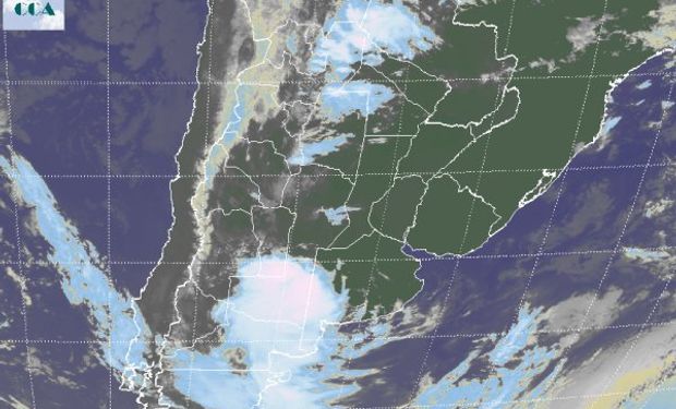 En la imagen satelital pueden advertirse importantes desarrollos nubosos que afectan el sudoeste de la región pampeana y el norte patagónico.