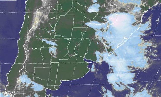 En la imagen satelital se observan algunos desarrollos nubosos que afectan el extremo noreste del país.