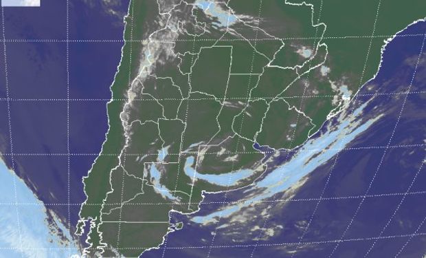 En la imagen satelital se aprecia como la nubosidad se va cerrando sobre el centro del sistema de baja presión en la zona central de la provincia de BA.