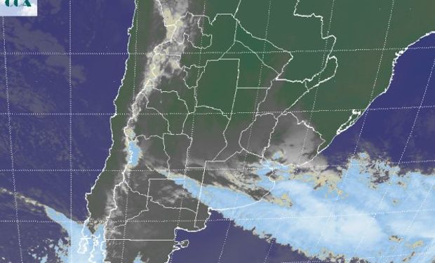 En el recorte de imagen satelital se aprecia un vasto despliegue de nubes bajas.