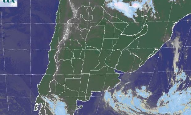 Se observa la nubosidad que sale sobre las costas del sudeste de BA, acompañando el desplazamiento hacia el océano del sistema de baja presión.