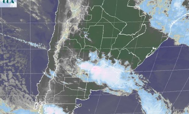 En la imagen satelital se aprecia el extendido despliegue de la banda nubosa que evidencia la posición del sistema frontal.