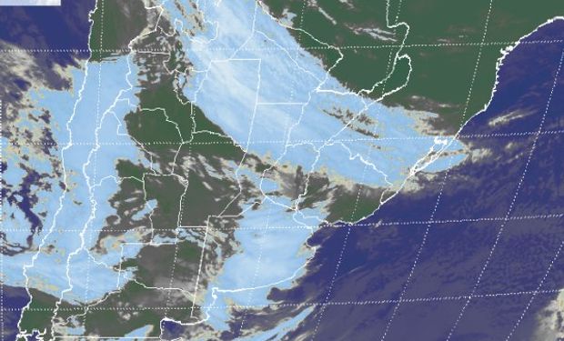 En el recorte de imagen satelital se aprecia un gran despliegue de nubosidad afectando en forma diferenciada dos zonas del país.