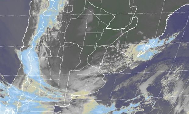 Se aprecia un vasto despliegue de nubes bajas.