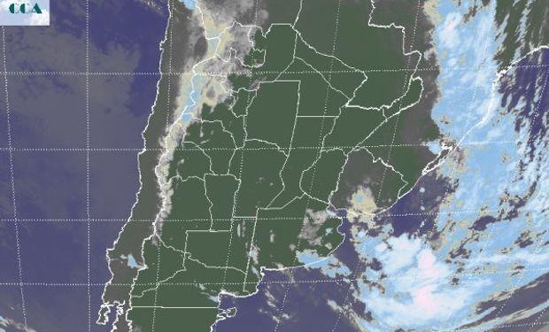 En la imagen satelital, puede apreciarse la salida del sistema de baja presión hacia el océano, donde aún se muestra muy activo.