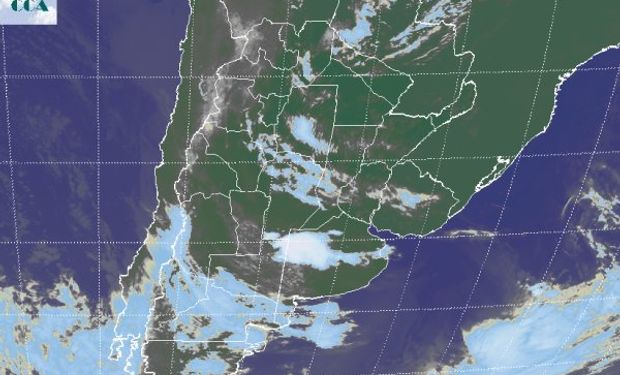 La foto satelital muestra una celda de tormenta conspicua en un área relativamente reducida al sur del partido de Villegas y sobre Carlos Tejedor. Se espera que estas tormentas se desplacen hacia el este sudeste.