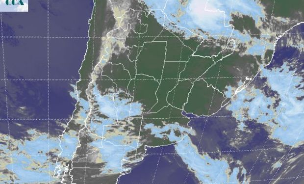 La foto satelital presenta un vasto sector sobre el centro del país donde las nubes no alcanzan un desarrollo suficiente como para ser coloreadas.