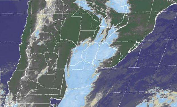En el recorte de imagen satelital se observa una extendida zona donde la nubosidad se despliega sin mayores variantes en cuanto a su desarrollo.