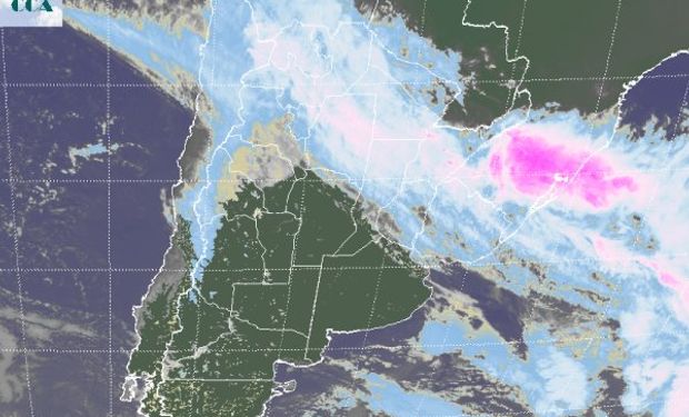 En el recorte de imagen satelital se aprecia en forma clara el desplazamiento de la zona de mal tiempo hacia el norte del país.