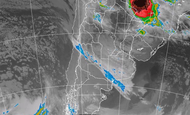 La foto satelital presenta un importante despliegue de nubes bajas sobre buena parte de BA y LP.