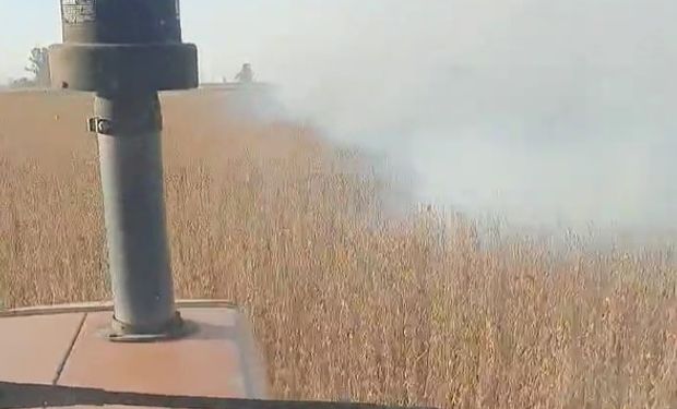 “Qué más puede pasar”: el grito desesperado de un productor al que se le incendió una cosechadora y el campo