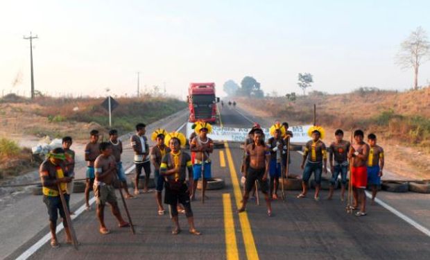 Indígenas bloquean la BR-163, una ruta clave para la soja y el maíz en Brasil: qué reclaman