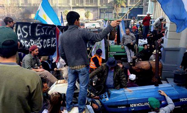 Productores con sus tractores en la marcha. Foto: DyN