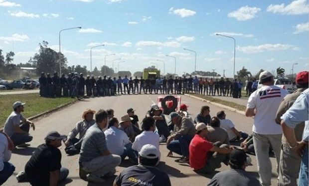 Intervino la policía y hubo golpes y forcejeos.