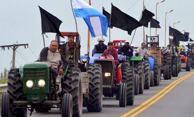 Chacareros con sus tractores en la ruta 22. Foto: Gentileza Diario Río Negro