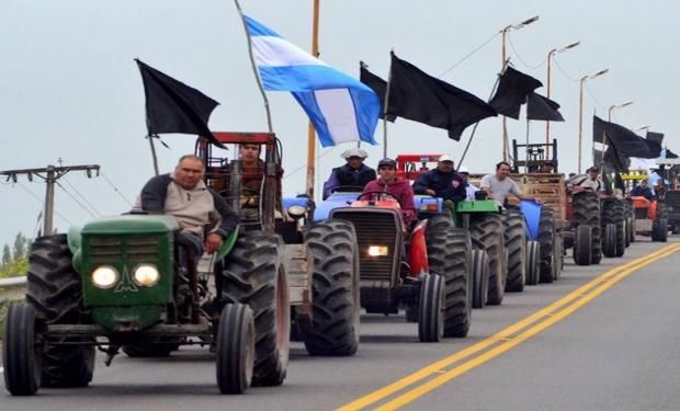 Chacareros de Río Negro extienden su protesta.