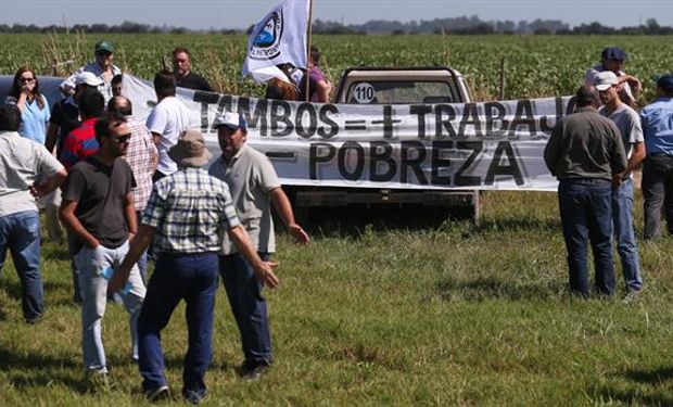 Tamberos, ayer, en el corte cercano a Villa María; sostienen que les pagan menos que sus costos de producción.Foto:Diego Lima